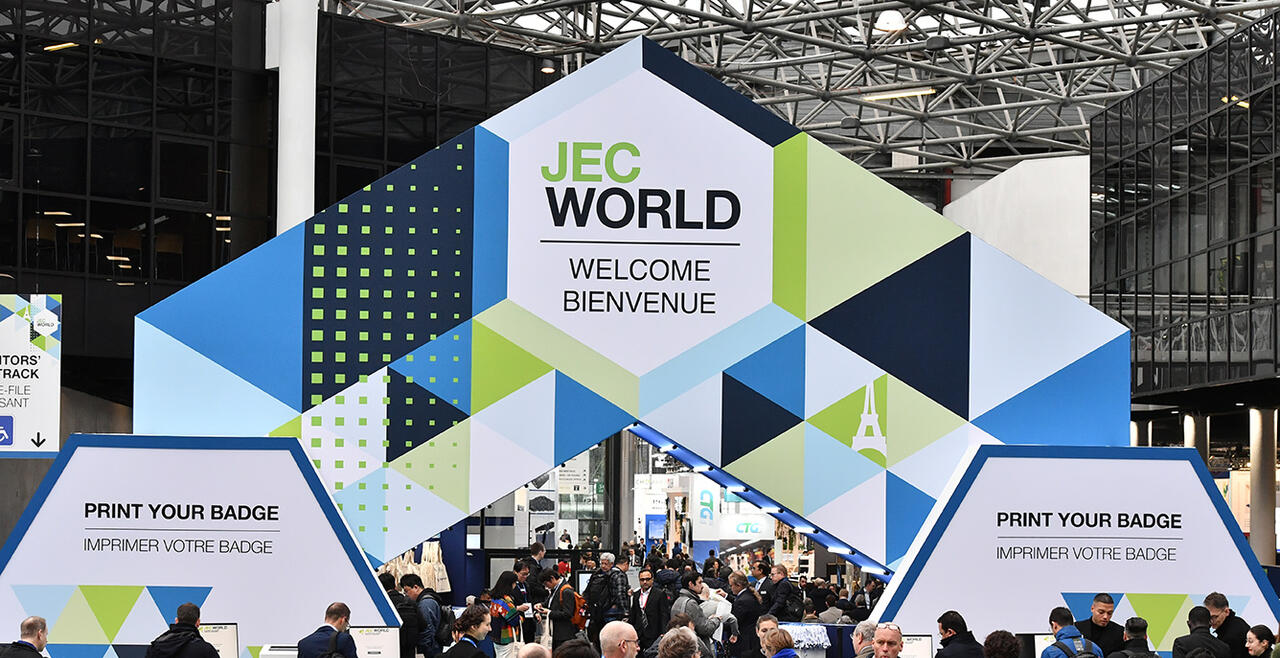 Crowd underneath the JEC world display 